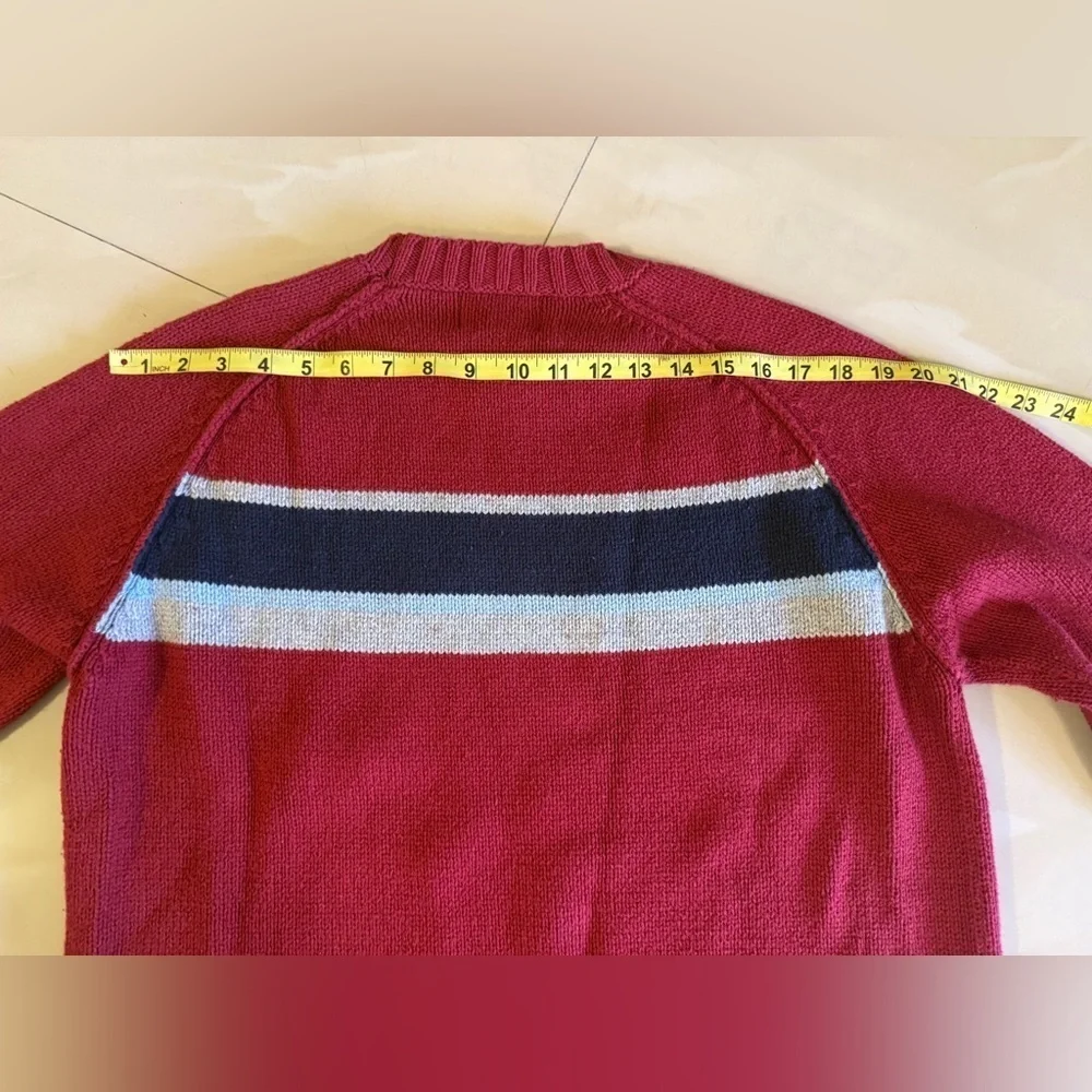 Sonoma This is a Sonoma men's raglan crewneck sweater. Size M 600 Old barn